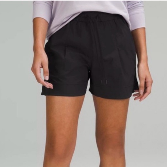 lululemon athletica Pants - Lululemon Lightweight Mid-Rise Short 3.5"